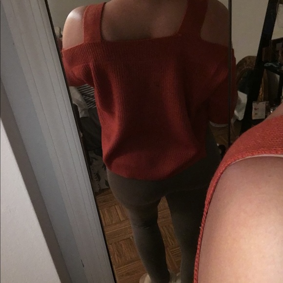 Burnt orange cold shoulder sweater - Picture 3 of 3